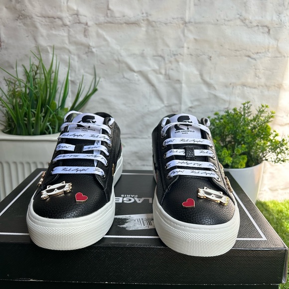 Karl Lagerfeld Paris US 7.5 EU 37.5
CATE PINS
BLACK
TUMBLED LEATHER
Like new - Picture 4 of 16